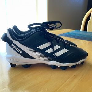 Boys baseball cleats Adidas excellent condition